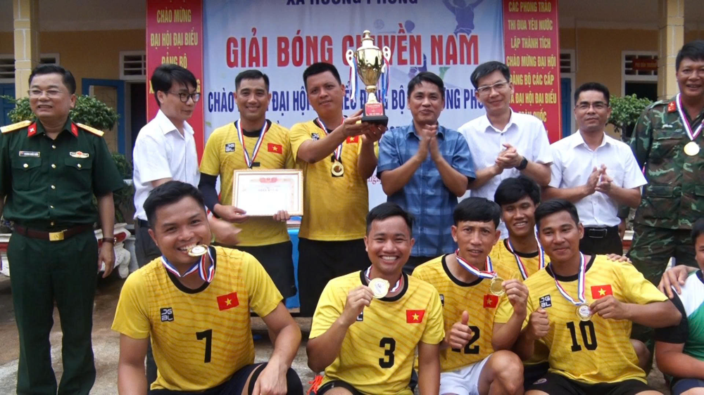 Bế mạc giải bóng chuyền nam xã Hướng Phùng